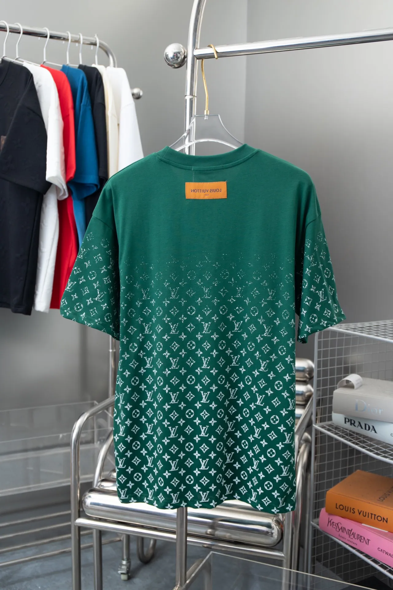 🅿️180 High-quality Lv 2025 early spring new style, MONOGRAM presbyopic gradient short-sleeved T-shirt, which uses digital printing technology to render pixel light and shadow for the Monogram gradient pattern. Its silk-screen texture and knitting effect complement each other, and the logo hardware is customized on the side. Synchronized with the official website, pure cotton fabrics at the counter! Comfortable against the skin, durable and easy to wear, meticulous original craftsmanship, custom-made 260g vat-dyed fabric, very comfortable to the touch, latest brick cabinet synchronization, OS off-shoulder version, fashionable and individual, super versatile and good-looking, very suitable for both men and women, must-have style, hang tag, collar label, washed wheat, complete with three labels S M L XL